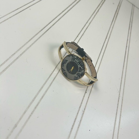 Vintage Gold Tone Womenโs Watch โ Black Dial with Decorative Roman Numerals - Picture 5 of 6